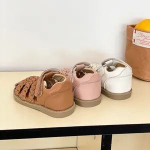 Δερμάτινα πλεχτά σανδάλια για μωρά κορίτσια σε καφέ ροζ και λευκό για καλοκαίρι