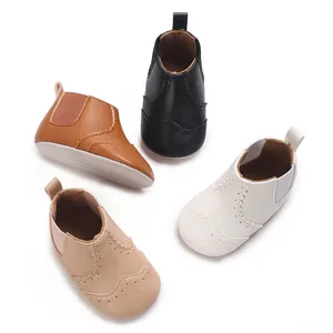 Detail van vier kleuren baby brogue loopschoentjes met antislipzolen voor baby's