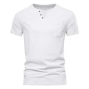 Nahaufnahme eines weißen Slim-Fit-Henley-T-Shirts für Herren mit Knöpfen und Brusttasche