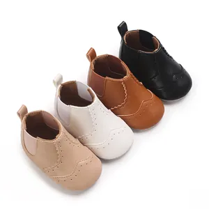 Close-up van baby Chelsea boots in vier kleuren met stijlvolle brogue details