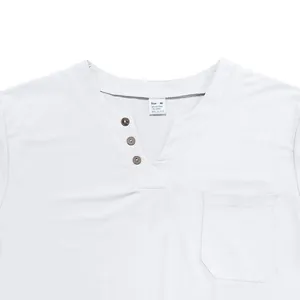 Nahaufnahme eines weißen T-Shirts aus Baumwolle und Leinen mit V-Ausschnitt und Tasche