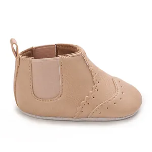 Zijaanzicht detail van tan baby-loopschoenen met zachte zool voor 0 tot 1 jaar.