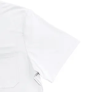 Detailansicht der Nähte und der Brusttasche eines weißen, schmal geschnittenen Herren-T-Shirts
