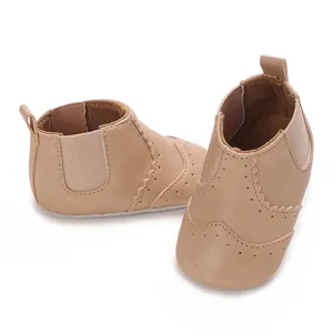 Detailopname van bruine baby wandelschoenen met zachte zolen en elastische inzetten