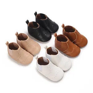 Dichtbij van baby wandelschoenen in vier kleuren met brogue details en een antislipzool
