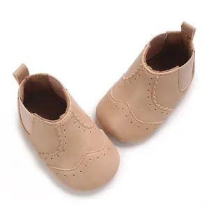 Bovenaanzicht van beige baby loopschoentjes met zachte zool en golfpatroon