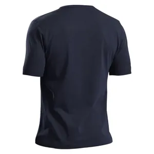 Rückansicht eines marineblauen Slim-Fit-Herren-T-Shirts mit hochwertiger Stoffstruktur.