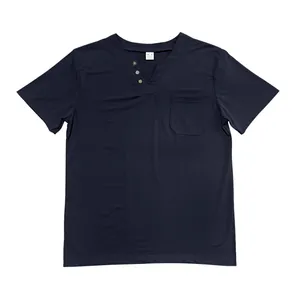 Detailansicht eines dunkelblauen Herren-T-Shirts mit V-Ausschnitt und Brusttasche