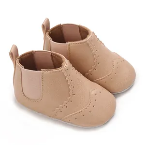 Lichtbruine babyschoenen met zachte zool, geschulpte rand en elastiek