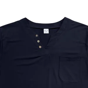 Detaillierte Nahaufnahme eines blauen Herren-T-Shirts mit Brusttasche und V-Ausschnitt