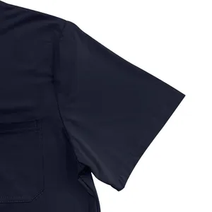 Detaillierte Ansicht des Ärmels und der Brusttasche eines dunkelblauen Herren-T-Shirts