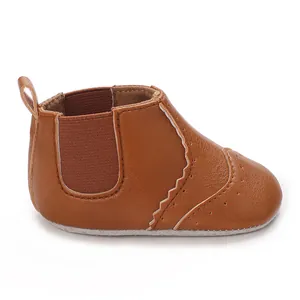 Zijaanzicht van bruine babyloopschoentjes van imitatieleer met zachte zool