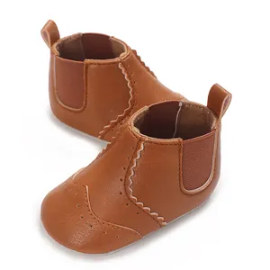 Bruine babyschoentjes met zachte zool, elastische inzet en klassieke brogue-details