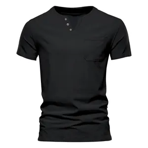 Detailansicht eines schwarzen Slim-Fit-Henley-T-Shirts mit Tasche