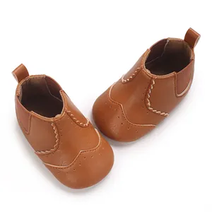 Bovenaanzicht van bruine babyloopschoenen met zachte zool voor baby's van 0-1 jaar