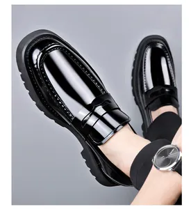 Κοντινό πλάνο με ανδρικά μαύρα λουστρίνι loafers με σόλα πλατφόρμα.