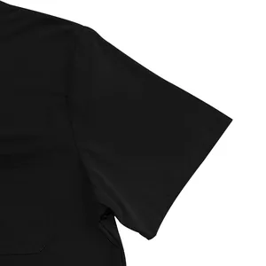 Detailansicht der Ärmel- und Brusttaschennähte eines schwarzen Herren-Freizeit-T-Shirts
