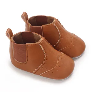 Klassieke bruine lederen baby Chelsea boots met zachte zolen voor jongens en meisjes.