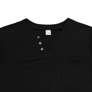 Detailansicht eines schwarzen T-Shirts aus Baumwolle und Leinen mit V-Ausschnitt