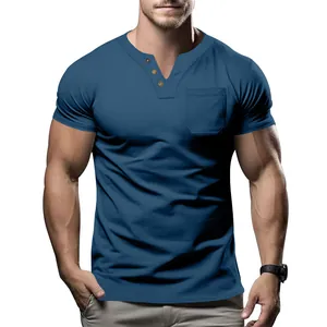 Detailansicht eines blauen, schmal geschnittenen Herren-Henley-T-Shirts mit Tasche