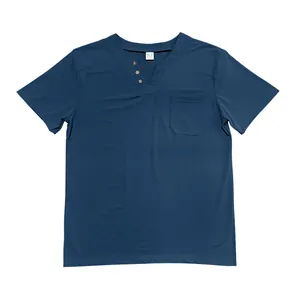 Detailansicht des dunkelblauen Herren-V-Ausschnitt-Henley-T-Shirts mit Holzknöpfen