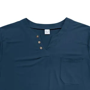 Detailansicht des blauen Baumwoll-Leinen-Henleyshirts mit V-Ausschnitt und Brusttasche
