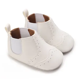 Detailopname van witte baby-loopschoenen met zachte zool en perforaties