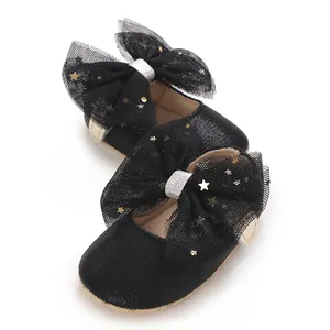 Gedetailleerd overzicht van zwarte baby prinsessenschoenen met gouden ster mesh strikken