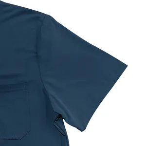 Nahaufnahme eines dunkelblauen Herren-V-Ausschnitt-Shirts mit Tasche und feinen Nähten