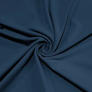 Detailaufnahme des marineblauen Stoffes für Herren-T-Shirts mit weicher Textur