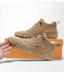 Λεπτομέρεια των DBECK δερμάτινων casual sneakers με ανθεκτική σόλα από καουτσούκ