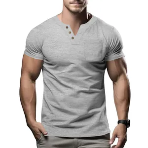 Detailaufnahme eines grauen Slim-Fit-Henley-T-Shirts für Herren mit Brusttasche