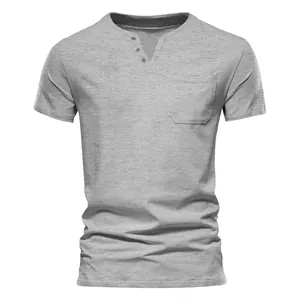 Detaillierte Nahaufnahme eines grauen Herren-Henley-T-Shirts mit V-Ausschnitt und Tasche
