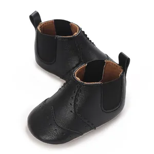 Zwarte baby wandelschoenen met zachte zool en brogue details voor baby's van 0-1 jaar.