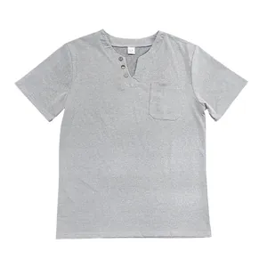 Klassisches graues Herren-Henley-T-Shirt mit V-Ausschnitt, Knöpfen und Brusttasche