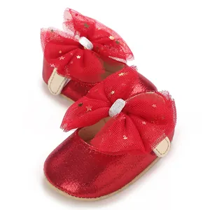 Detail van rode glitter babyschoentjes voor meisjes met een grote sterrenstrik
