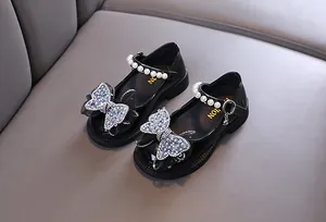 Elegante schwarze Mädchen Prinzessin Schuhe mit Strassschleife und Perlenriemen-Detail