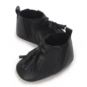 Draufsicht auf schwarze Baby-Lauflernschuhe mit weicher Sohle und dekorativen Fransen