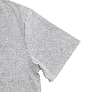 Detailansicht eines grauen Kurzarm-Herren-T-Shirts mit Tasche und Ärmelnähten.