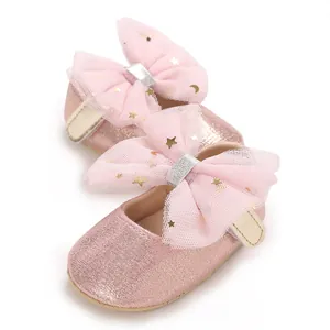 Elegante roze glitter baby prinsessenschoenen met grote mesh strikken en gouden sterren.
