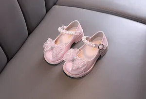 Detailansicht rosa Mädchen Prinzessin Schuhe mit Strass-Schleifen und Perlenriemen