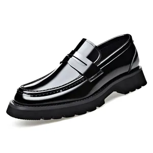 Ανδρικά loafers με χοντρή σόλα από γυαλιστερό μαύρο δέρμα υψηλής ποιότητας για κομψή εμφάνιση.