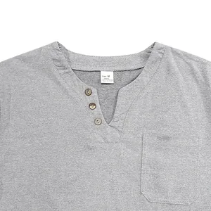 Detailansicht eines grauen Herren-T-Shirts mit V-Ausschnitt, Brusttasche und dekorativen Knöpfen