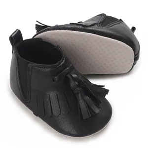 Detailansicht der schwarzen Baby-Fransenschuhe mit weicher, rutschfester Stoffsohle