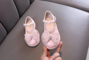 Detailansicht von rosa Prinzessinnenschuhen für Mädchen mit Strass-Schmetterling