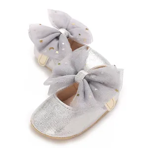Gedetailleerd overzicht van zilveren baby prinsessenschoenen met grijze mesh strik