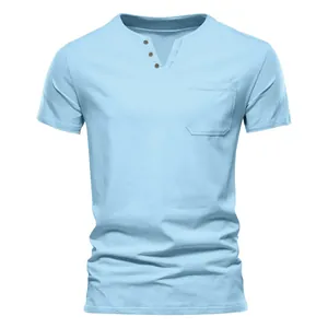 Detailansicht eines hellblauen schmal geschnittenen Henley-T-Shirts mit V-Ausschnitt