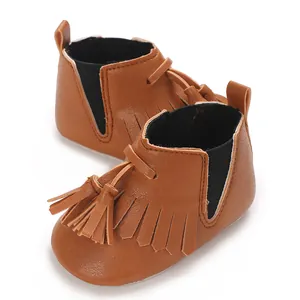 Detailansicht brauner Baby-High-Top-Schuhe mit weichen Sohlen und schönen Zierquasten
