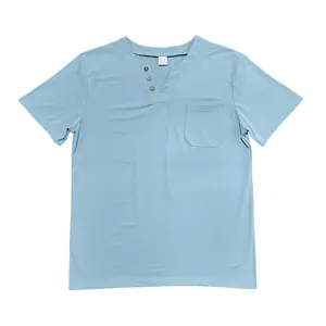 Flachliegende Detailansicht eines hellblauen Herren-T-Shirts mit V-Ausschnitt und Brusttasche.
