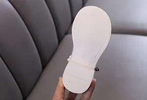 Nahaufnahme der weißen Mädchen-Prinzessin-Schuhsohle mit Größe 26 und rutschfester Textur.